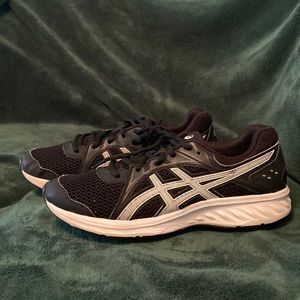 ASICS woman’s size 6 sneakers in good condition see photo’s for condition